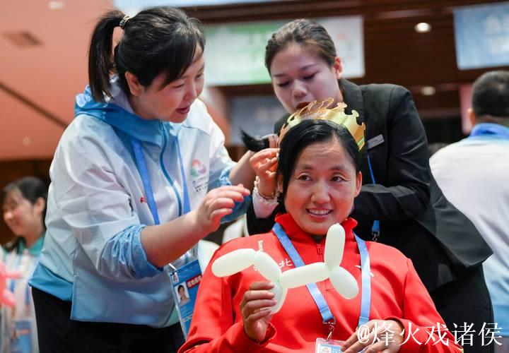 追梦者共谱辉煌:运动员携手志愿者入场致敬残特奥会 追梦者共谱辉煌:运动员携手志愿者入场致敬残特奥会